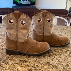 Girls Ariat Fatbaby’s size 3! Excellent condition, very gently used!